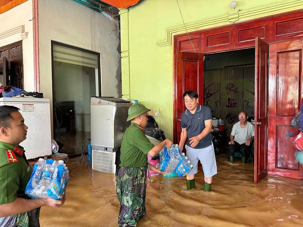 Nhiều gia đình già yếu, neo đơn, người bệnh, trẻ nhỏ được lực lượng Công an đặc biệt quan tâm, hỗ trợ chu đáo. Ảnh: CACC