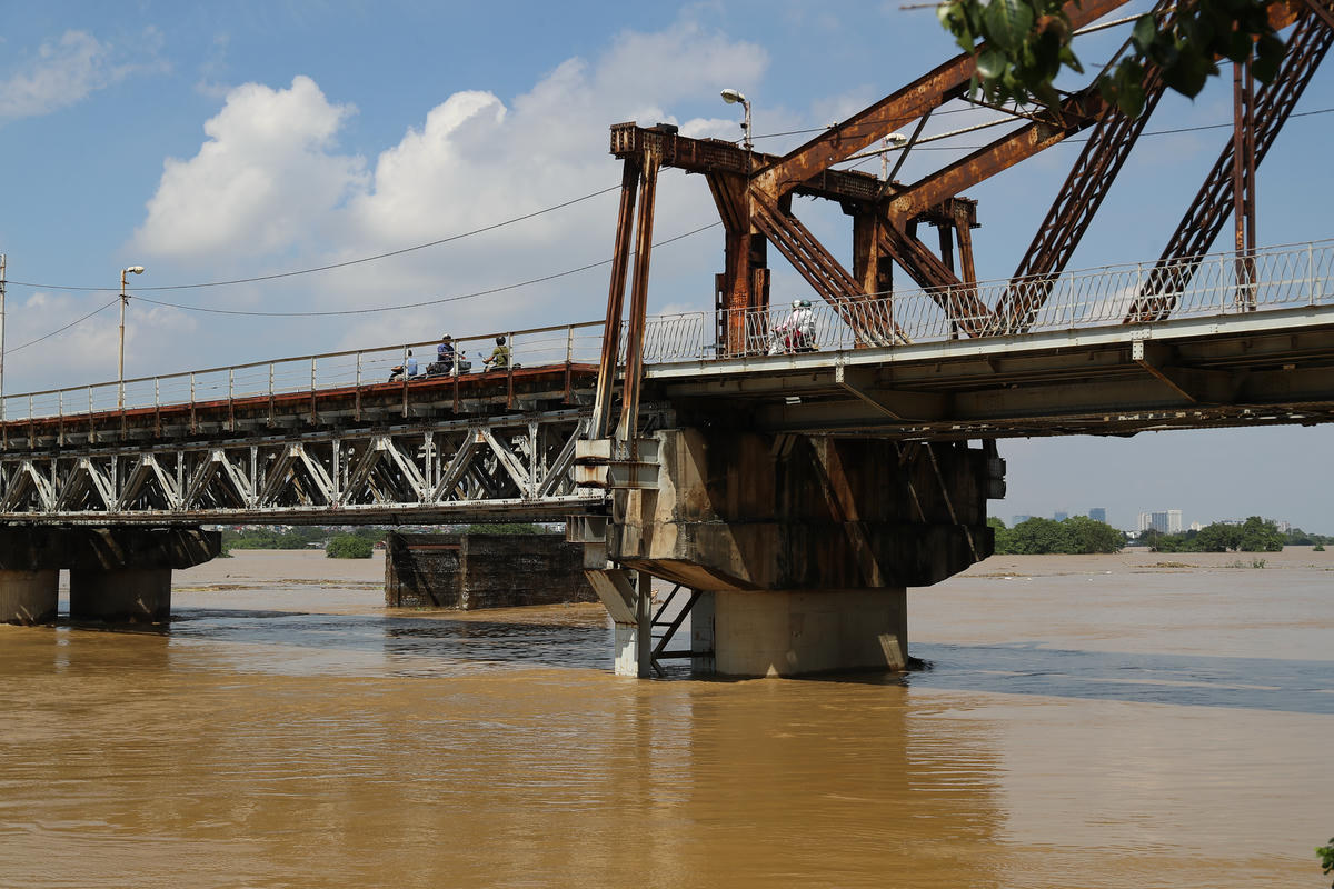 Hình ảnh nước dâng cao dưới chân cầu Long Biên.