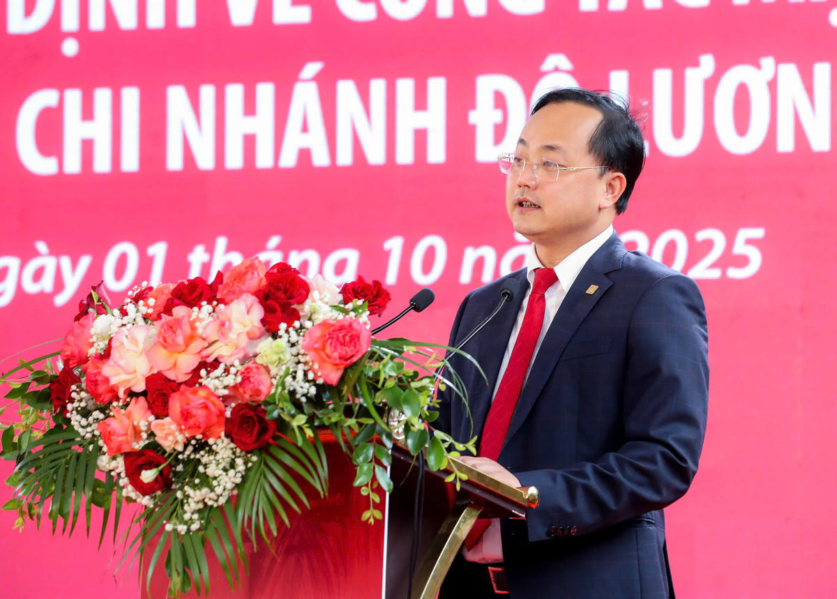 Ông Tô Huy Vũ - Bí thư Đảng ủy, Chủ tịch HĐTV Agribank phát biểu chỉ đạo công tác tổ chức sắp xếp mạng lưới hoạt động của các chi nhánh trên địa bàn tỉnh Nghệ An.