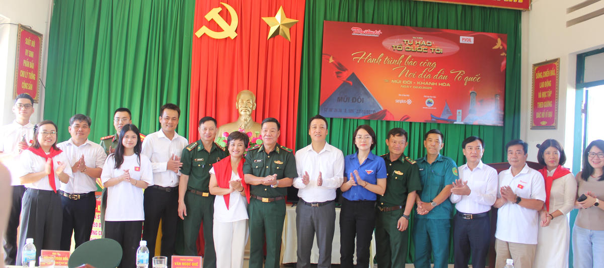 Báo Đại Đoàn Kết cùng đoàn
công tác chụp hình lưu niệm cùng các biểu và lãnh đạo Đồn biên phòng Đầm Môn, tỉnh Khánh Hòa. Ảnh: X.H.