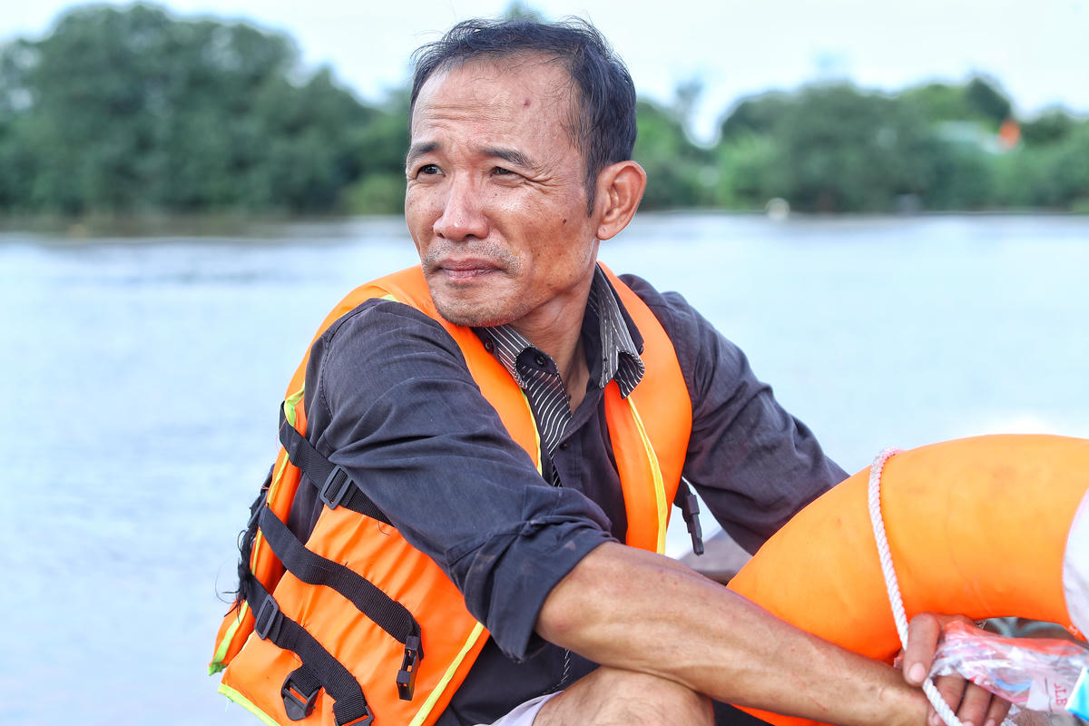 Nhìn những thửa ruộng chuẩn bị được thu hoạch, nay bỗng mất trắng, anh Hùng (người dân sinh sống tại bãi giữa sông Hồng) lộ rõ vẻ u buồn.