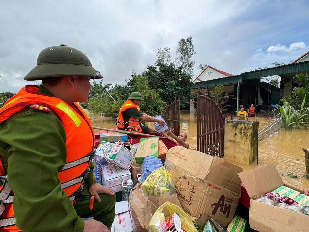 Trước tình hình đó, Công an các xã đã chủ động nắm bắt tình hình, huy động cán bộ, chiến sĩ trực tiếp xuống các vùng ngập lũ, phối hợp với chính quyền và các lực lượng chức năng kịp thời hỗ trợ, trao tặng hàng trăm suất quà gồm mì tôm, nước uống, gạo, dầu ăn, sữa và thuốc men cho các hộ dân bị ảnh hưởng nặng nề. Ảnh: CACC