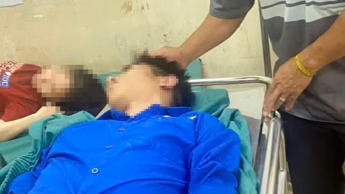 Em M.B.N bị gãy sống mũi, phải nhập viện. Ảnh: CTV.