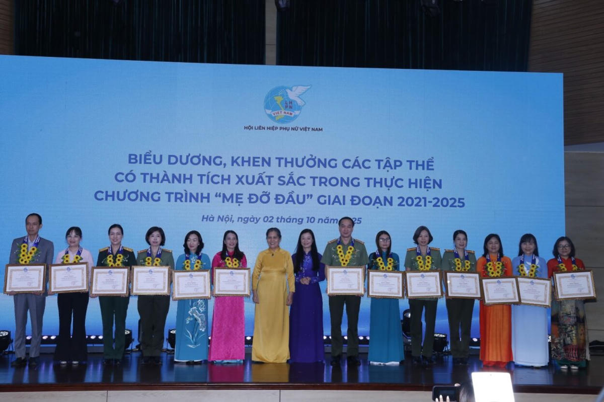 Bà Nguyễn Thị Thu Hiền, Phó Chủ tịch Hội LHPN Việt Nam và bà Nguyễn Thị Thanh Hòa, nguyên Uỷ viên Trung ương Đảng, nguyên Chủ tịch Hội LHPN Việt Nam, Chủ tịch Hội Bảo vệ quyền trẻ em Việt Nam, trao Bằng khen cho các tập thể tiêu biểu trong triển khai, thực hiện Chương trình "Mẹ đỡ đầu". Ảnh Minh Trang
