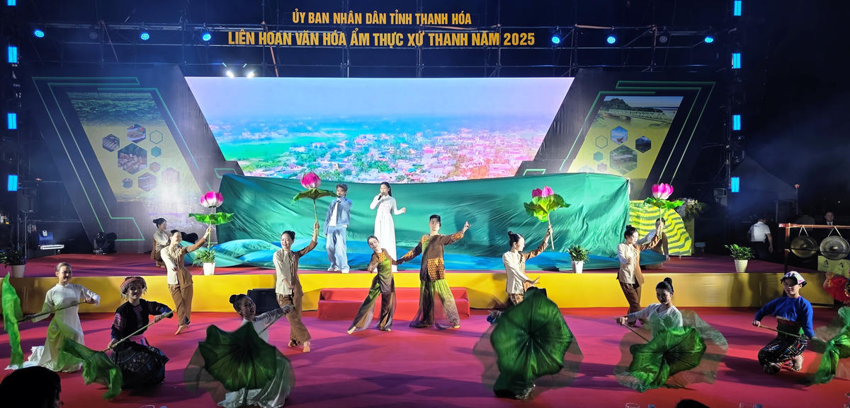 Các tiết mục văn nghệ đặc sắc được biểu diễn tại sự kiện. Ảnh: Nguyễn Chung.