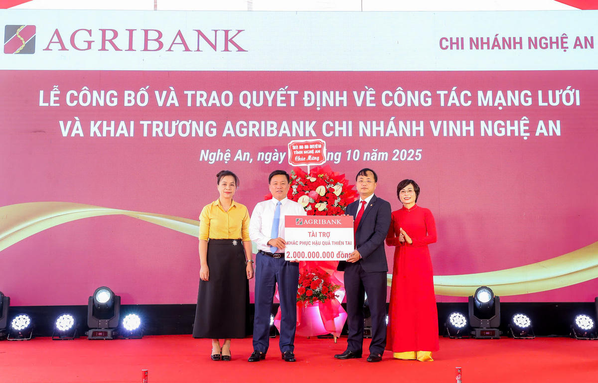 Tại lễ khai trương các chi nhánh trên địa bàn, ông Tô Huy Vũ - Bí thư Đảng ủy, Chủ tịch HĐTV Agribank đã trao ủng hộ an sinh xã hội chung tay cùng chính quyền và nhân dân tỉnh Nghệ An khắc phục hậu quả cơn bão số 10.