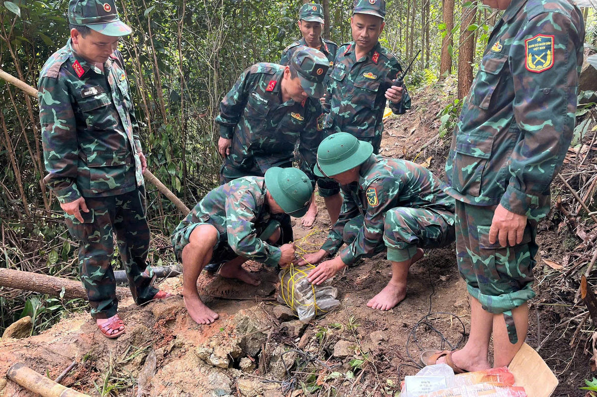 Lực lượng chức năng đang xử lý thành công quả bom nặng hơn 220kg. Ảnh: CV.