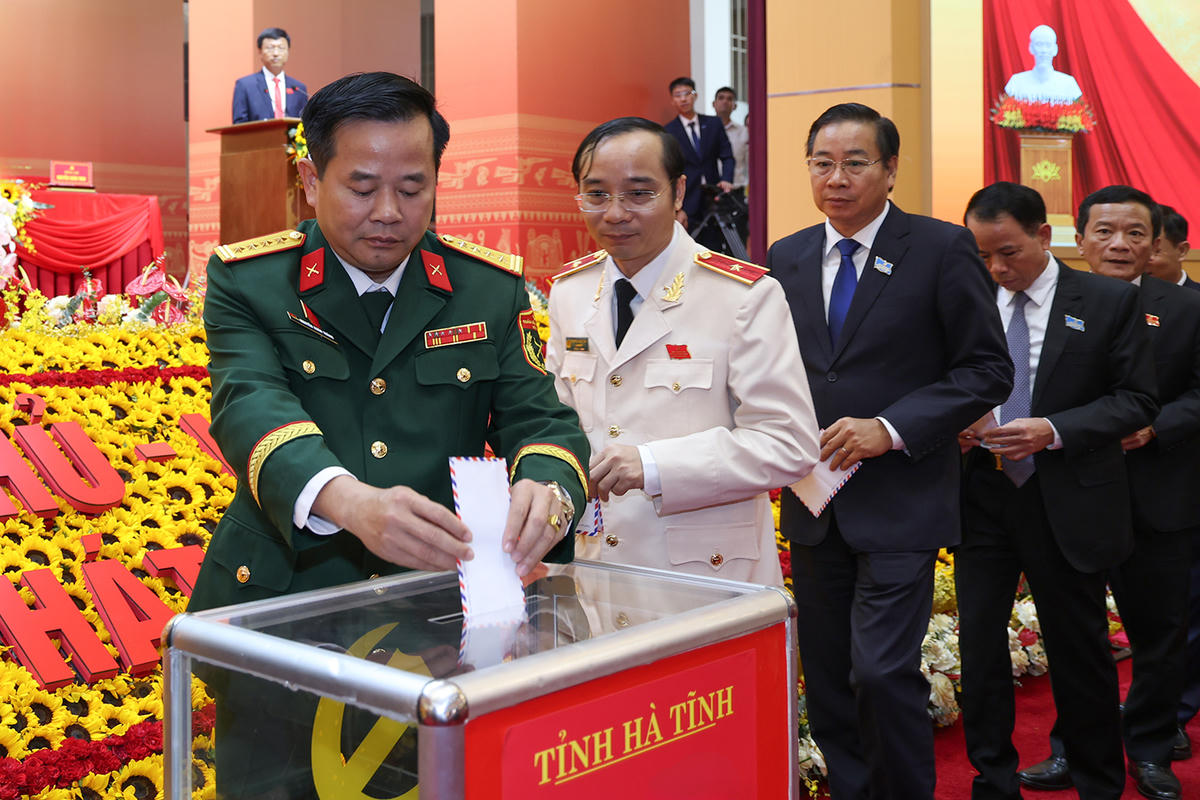 Phát huy tinh thân "tương thân tương ái", đại biểu tại Đại hội Đảng bộ tỉnh Hà Tĩnh khóa XX đã ủng hộ nhân dân khắc phục thiệt hại sau bão. Ảnh: HN.