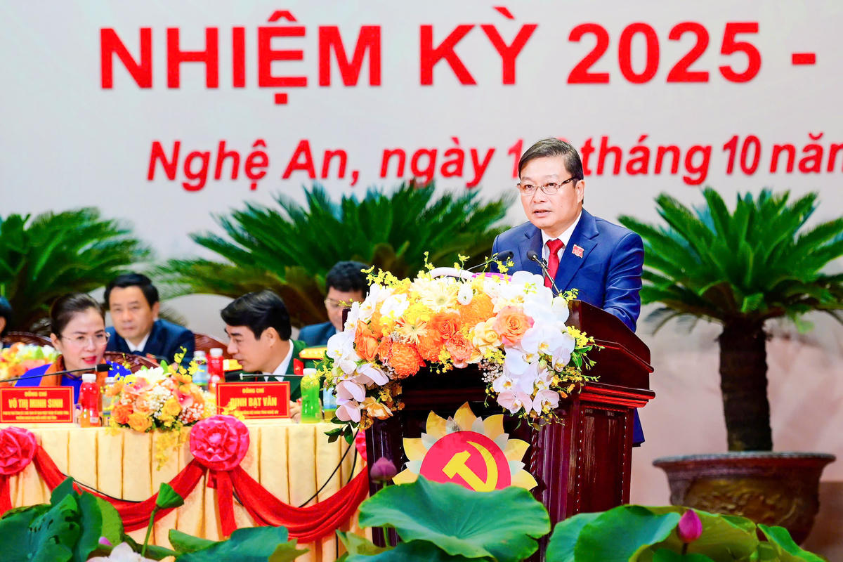 Ông Lê Hồng Vinh - Phó Bí thư Tỉnh ủy, Chủ tịch UBND tỉnh Nghệ An trình bày tóm tắt Báo cáo chính trị trình Đại hội, đánh giá 5 năm thực hiện Nghị quyết Đại hội đại biểu Đảng bộ tỉnh lần thứ XIX, nhiệm kỳ 2020 - 2025. Ảnh: BTG