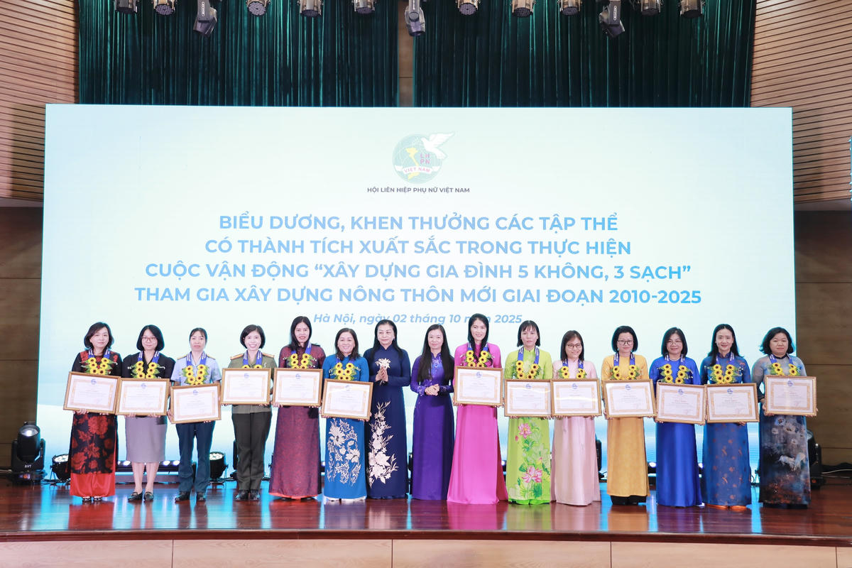 Bà Nguyễn Thị Thu Hiền, Phó Chủ tịch Hội LHPN Việt Nam và bà Thái Thu Xương, Phó Chủ tịch Thường trực Tổng Liên đoàn Lao động Việt Nam trao Bằng khen cho các cá nhân tiêu biểu trong thực hiện Cuộc vận động "Xây dựng gia đình 5 không, 3 sạch" xây dựng nông thôn mới. Ảnh: Minh Trang