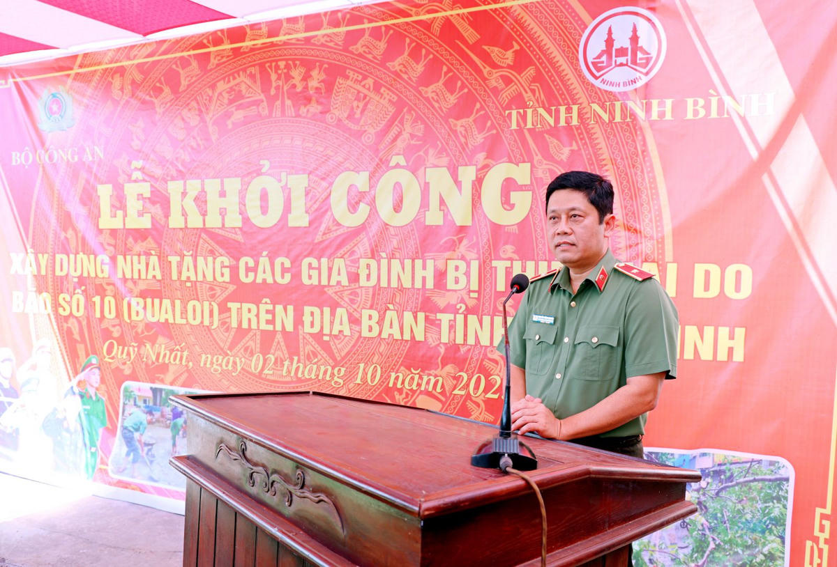 Thiếu tướng Nguyễn Hồng Nguyên - Phó Chánh Văn phòng Bộ Công an cho biết, các đơn vị sẽ cố gắng xây xong 24 căn nhà trong 2 tuần. Ảnh: BCA