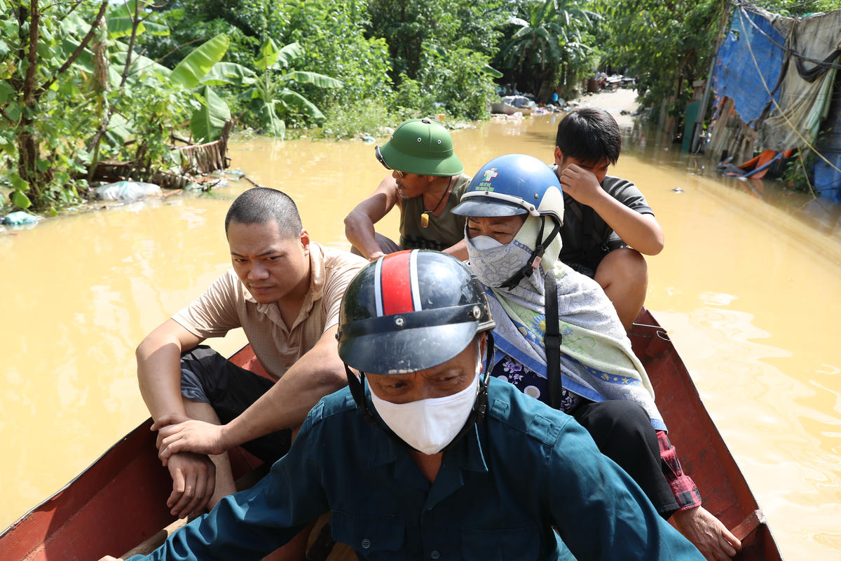 Phương tiện chính của người dân nơi đây là thuyền.