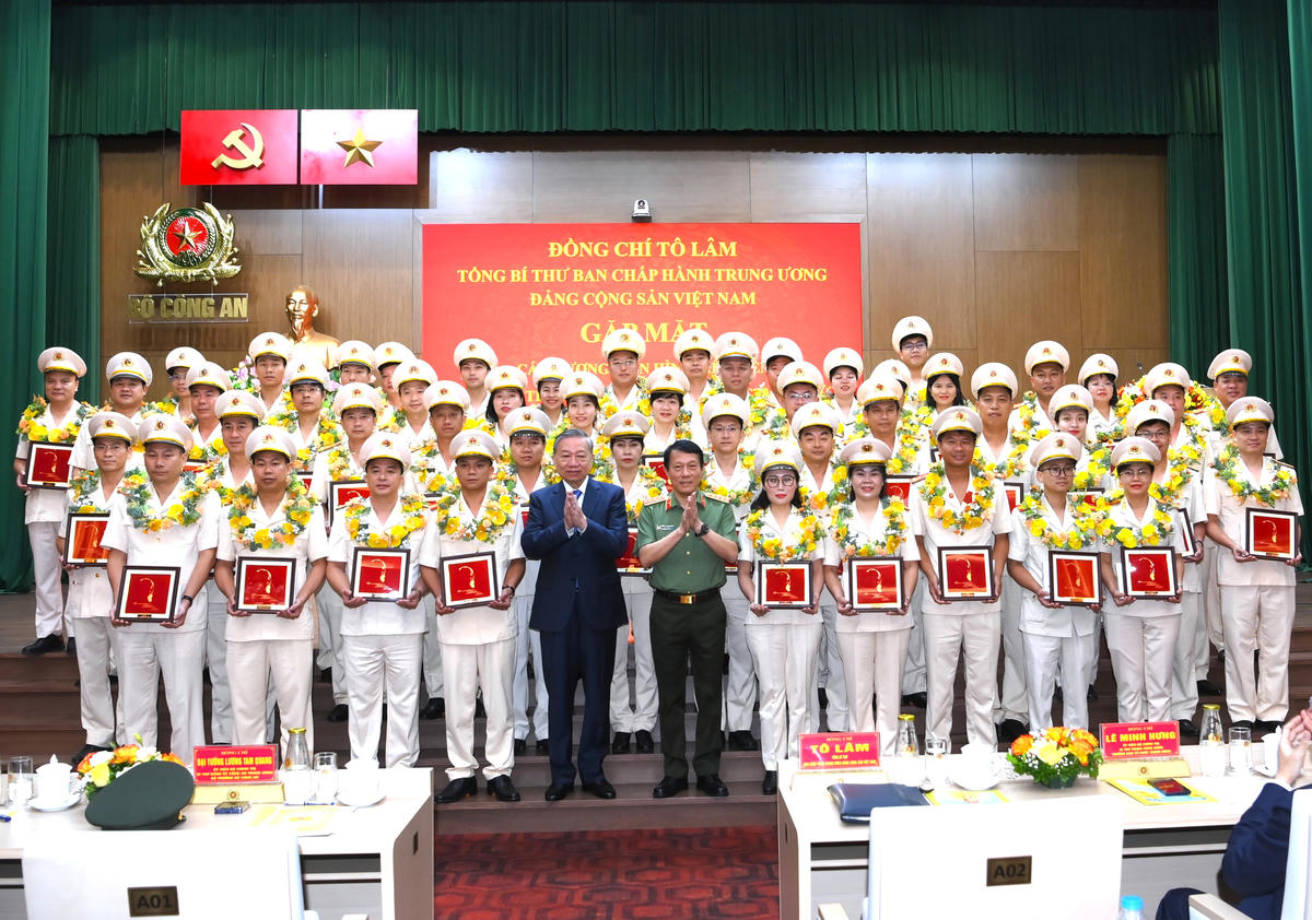 Tổng Bí thư Tô Lâm với các điển hình tiên tiến trong Công an nhân dân và lực lượng bảo vệ an ninh trật tự ở cơ sở.