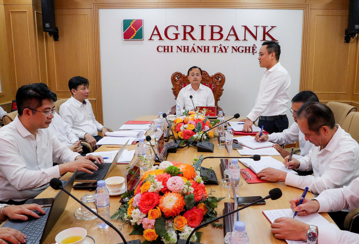 Ông Tô Huy Vũ - Bí thư Đảng ủy, Chủ tịch HĐTV Agribank cùng đoàn công tác Trụ sở chính làm việc tại Agribank Chi nhánh Tây Nghệ An.