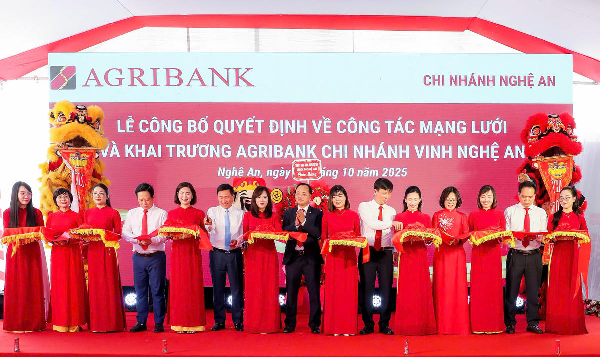 Ông Tô Huy Vũ - Bí thư Đảng ủy, Chủ tịch HĐTV Agribank cùng các đại biểu cắt băng khai trương hoạt động của Agribank Chi nhánh Vinh Nghệ An.