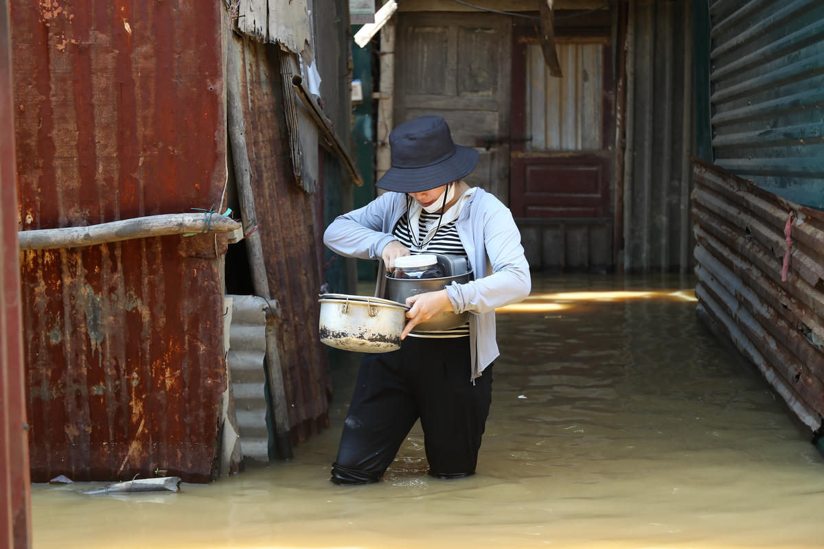 "Để đảm bảo an toàn cho gia đình, những hôm mưa to, tôi phải sang nhà người quen ở nhờ.  Khi nắng ráo, lại quay về để bắt đầu dọn dẹp, ổn định lại cuộc sống", chị Sáu, người dân xóm ngụ cư chia sẻ.