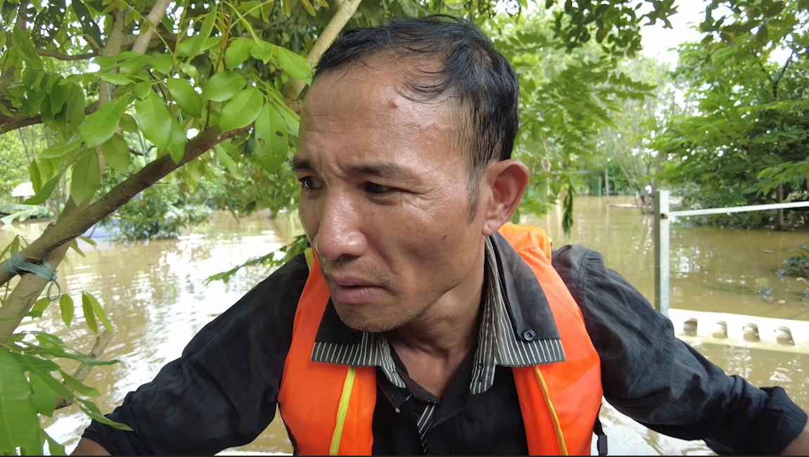 A Hùng, người dân bãi giữa sông Hồng cho hay: "Tôi không nghĩ đợt bão này lại ngập sâu như vậy. Do chủ quan nên gia đình không kịp trở tay vận chuyển đồ đạc đến nơi an toàn. Nay quay trở về nhà, đa phần các vật dụng bằng điện đều hư hỏng". 