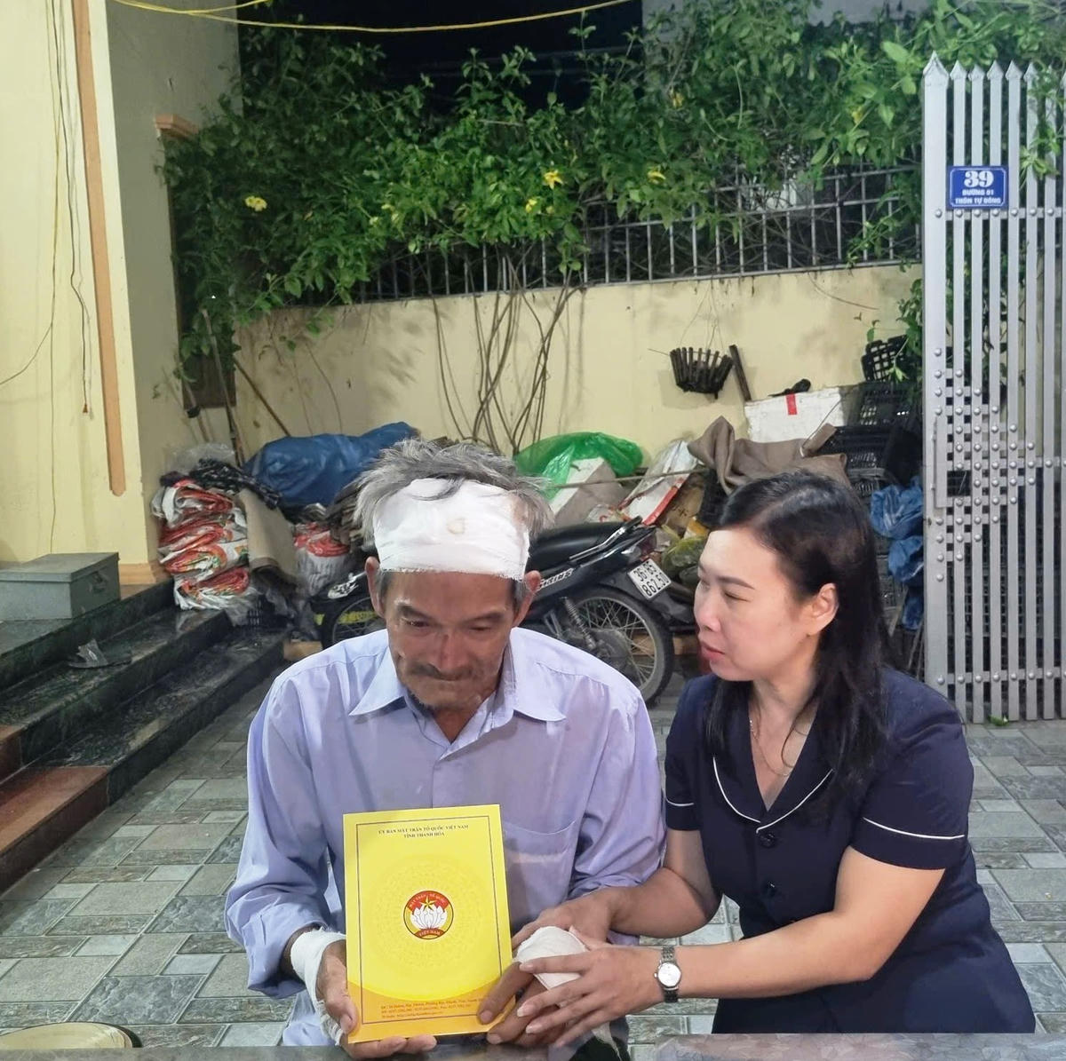 Bà Nguyễn Thị Phương, Phó Chủ tịch Ủy ban MTTQ tỉnh Thanh Hóa thăm và
trao số tiền hỗ trợ cho gia đình ông Nguyễn Xuân Hà, thôn Tự Đông, xã Hoằng
Phú. Ảnh: Nguyễn Chung