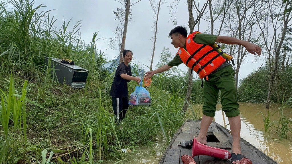 Trong điều kiện di chuyển khó khăn do nhiều tuyến đường bị chia cắt, cán bộ, chiến sĩ Công an xã không quản ngại gian khổ, dùng xuồng nhỏ, xe tải chuyên dụng đưa hàng hóa, nhu yếu phẩm đến tận tay bà con. Ảnh: CACC