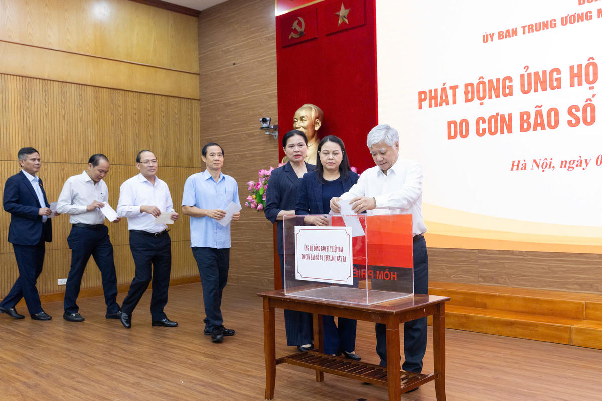 Chủ tịch Đỗ Văn Chiến và các đại biểu ủng hộ đồng bào bị thiệt hại do cơn bão số 10 gây ra tại Lễ phát động. Ảnh: Quang Vinh.