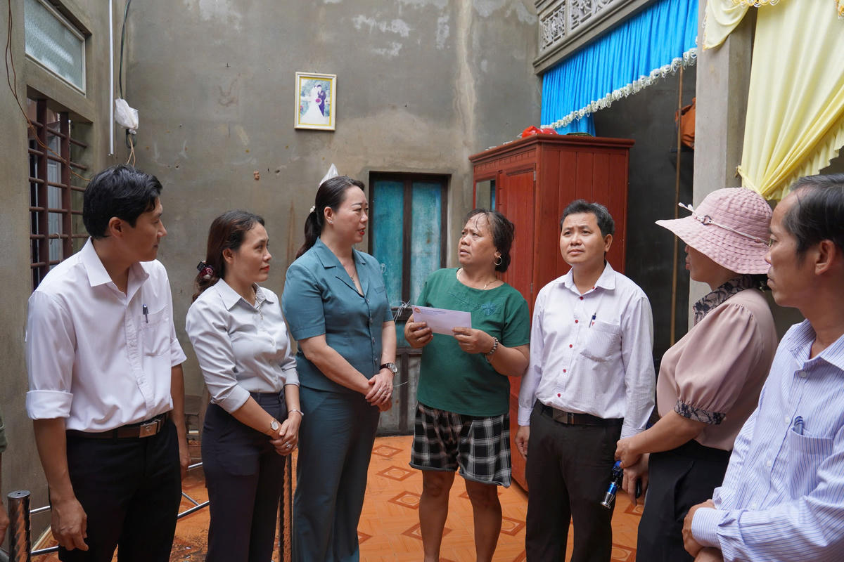 Bà Nguyễn Thị Ái Vân - Chủ tịch Ủy ban MTTQ Việt Nam
thành phố Huế (thứ 3 từ trái sang) thăm hỏi, động viên và hỗ trợ người
dân bị thiệt hại do bão số 10 gây ra. Ảnh: N.Q.
