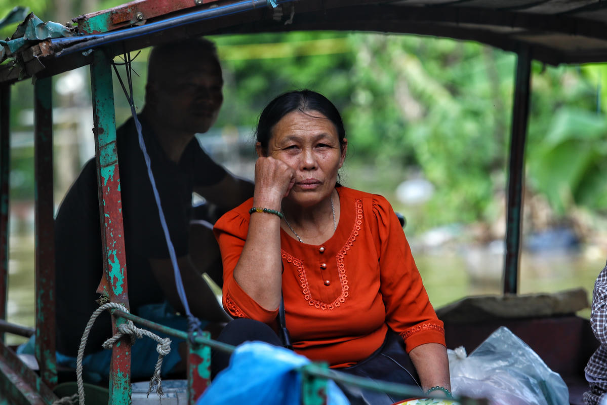 Người dân buồn rầu nhìn dòng nước dâng cao, các vật dụng, hoa màu của nhà bị hư hỏng. 