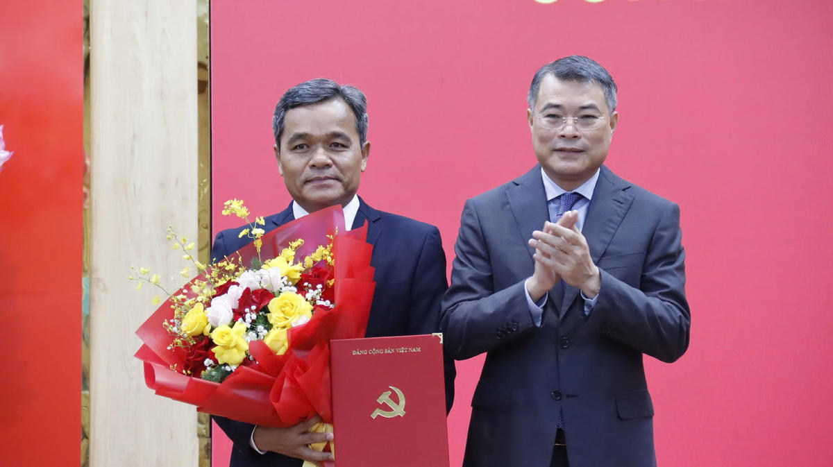 Trưởng Ban Tổ chức Trung ương Lê Minh Hưng trao
Quyết định của Bộ Chính trị chỉ định ông Hồ Văn Niên làm Bí thư Tỉnh ủy Quảng
Ngãi. Ảnh: Chí Đại.