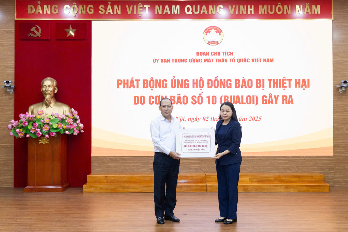 Phó Chủ tịch - Tổng Thư ký Nguyễn Thị Thu Hà tiếp nhận ủng hộ từ Cơ quan UBTƯ MTTQ Việt Nam. Ảnh: Quang Vinh.