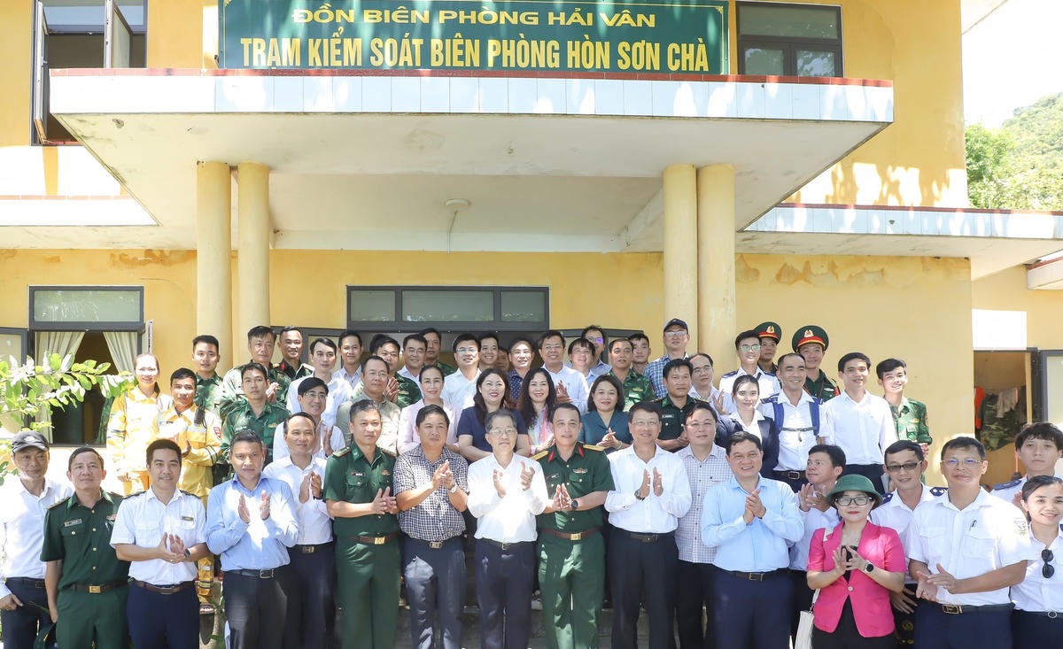 Các đại biểu chụp ảnh lưu niệm. Ảnh: CV.