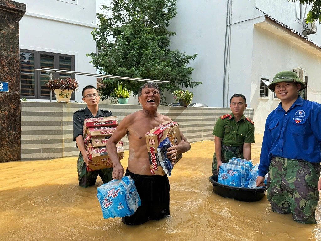 Tuy thiệt hại sau bão vẫn còn đó nhưng những ngày này người dân nơi đây vẫn rộn rã tiếng cười bởi sự quan tâm, nghĩa cử cao đẹp của lực lượng chức năng và các mạnh thường quân. Ảnh: CACC