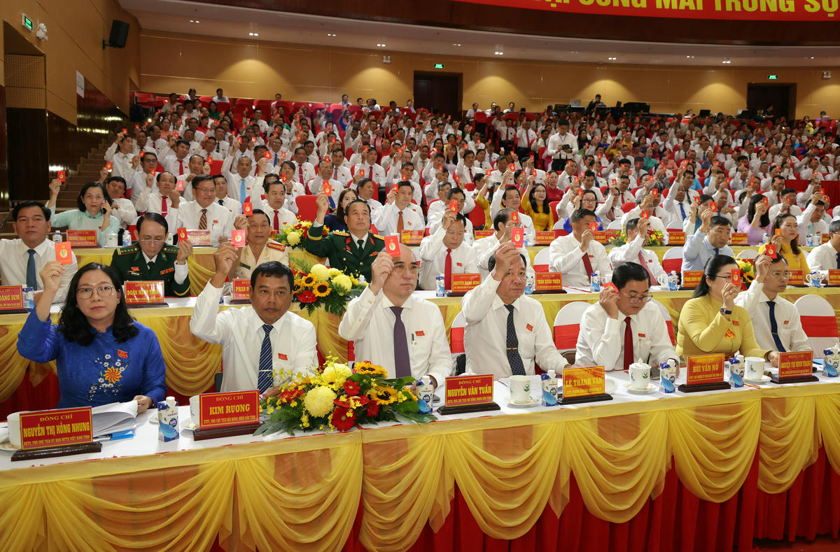 Các Đại biểu, biểu quyết. Ảnh Trung Kiên.