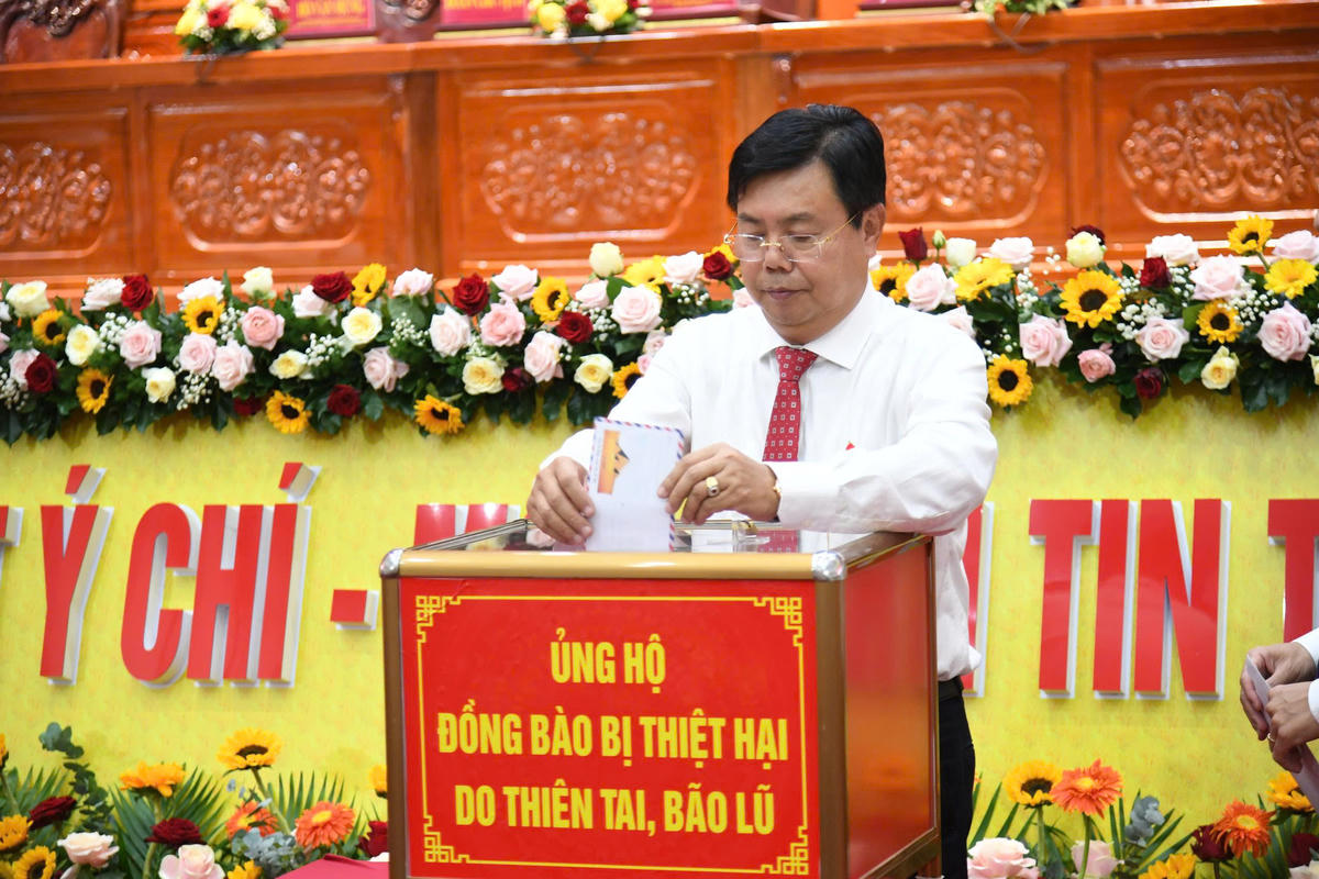 Bí thư Tỉnh ủy An Giang Nguyễn Tiến Hải cùng với các đại biểu tham gia đóng góp ngay tại Đại hội. (ảnh: Phương Vũ)