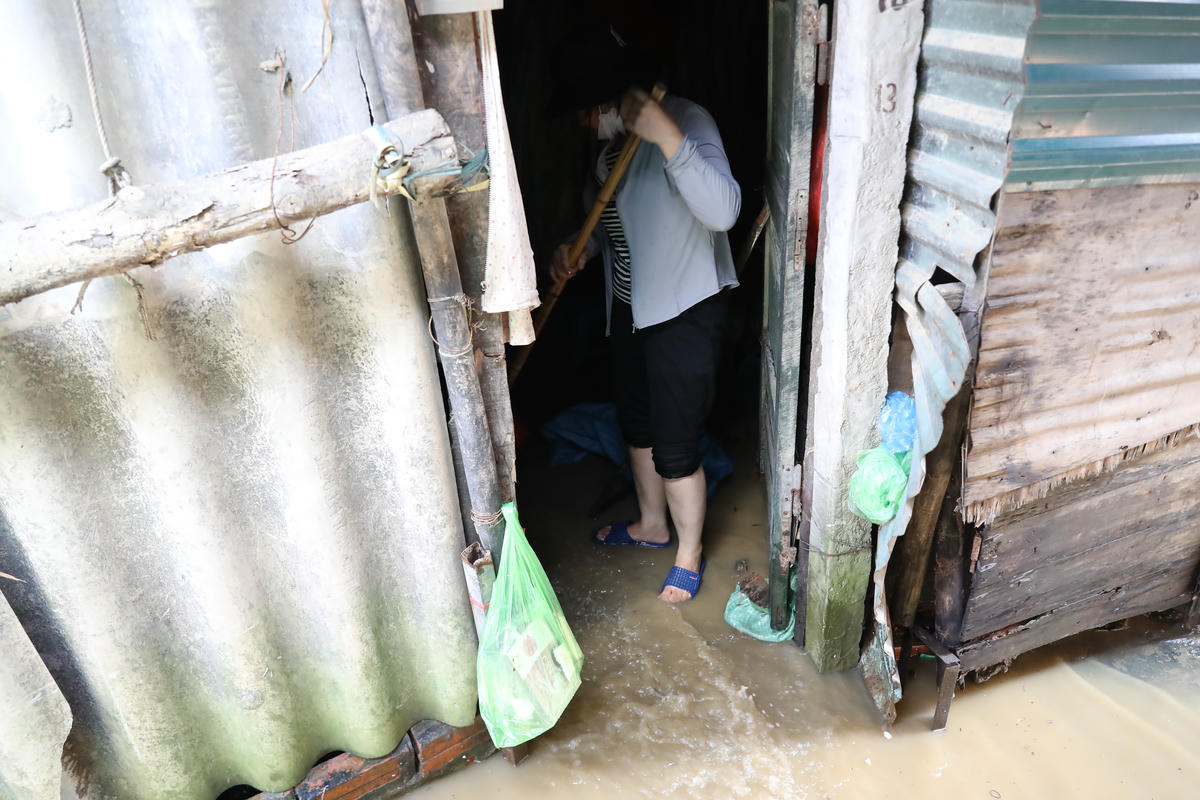 Tại khu vực vị trí nước rút, nhiều người dân bắt đầu quay về nhà dọn dẹp để ổn định cuộc sống.