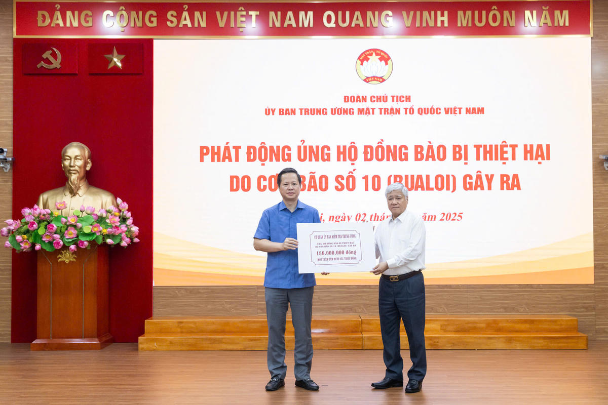 Chủ tịch Đỗ Văn Chiến tiếp nhận ủng hộ từ Cơ quan Ủy ban Kiểm tra Trung ương. Ảnh: Quang Vinh.