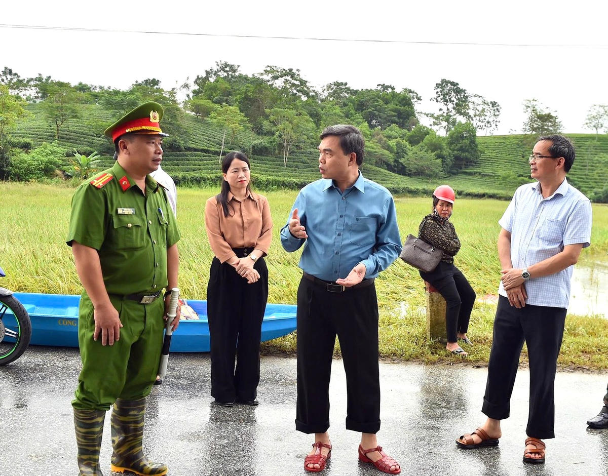 Chủ tịch Ủy ban MTTQ Việt Nam tỉnh Tuyên Quang Ma Thế Hồng kiểm tra công tác khắc phục hậu quả mưa lũ tại phường Mỹ Lâm. Ảnh: MTTQ tỉnh Tuyên Quang.