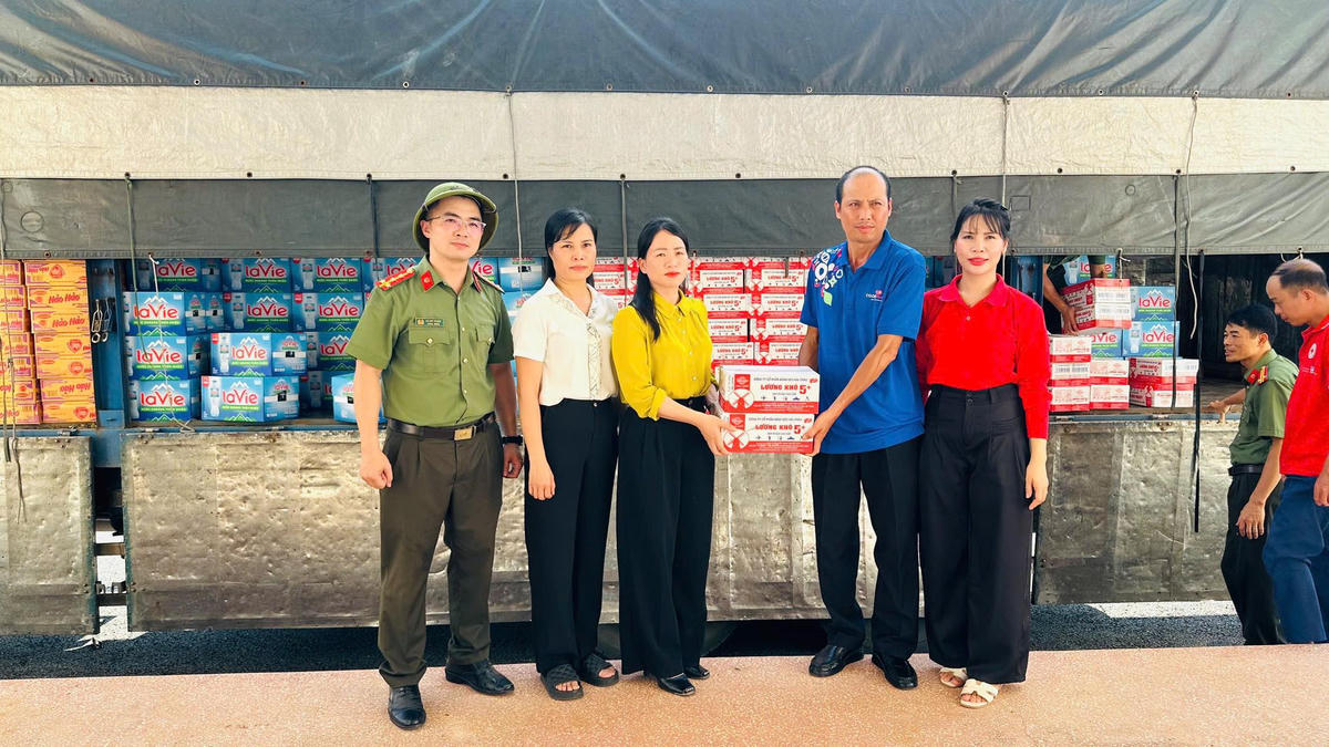 Bà Trần Thị Hoàn - Phó Chủ tịch Ủy ban MTTQ Việt Nam tỉnh Tuyên Quang tiếp nhận hàng cứu trợ từ đơn vị tài trợ. Ảnh: Trang Hoàng.