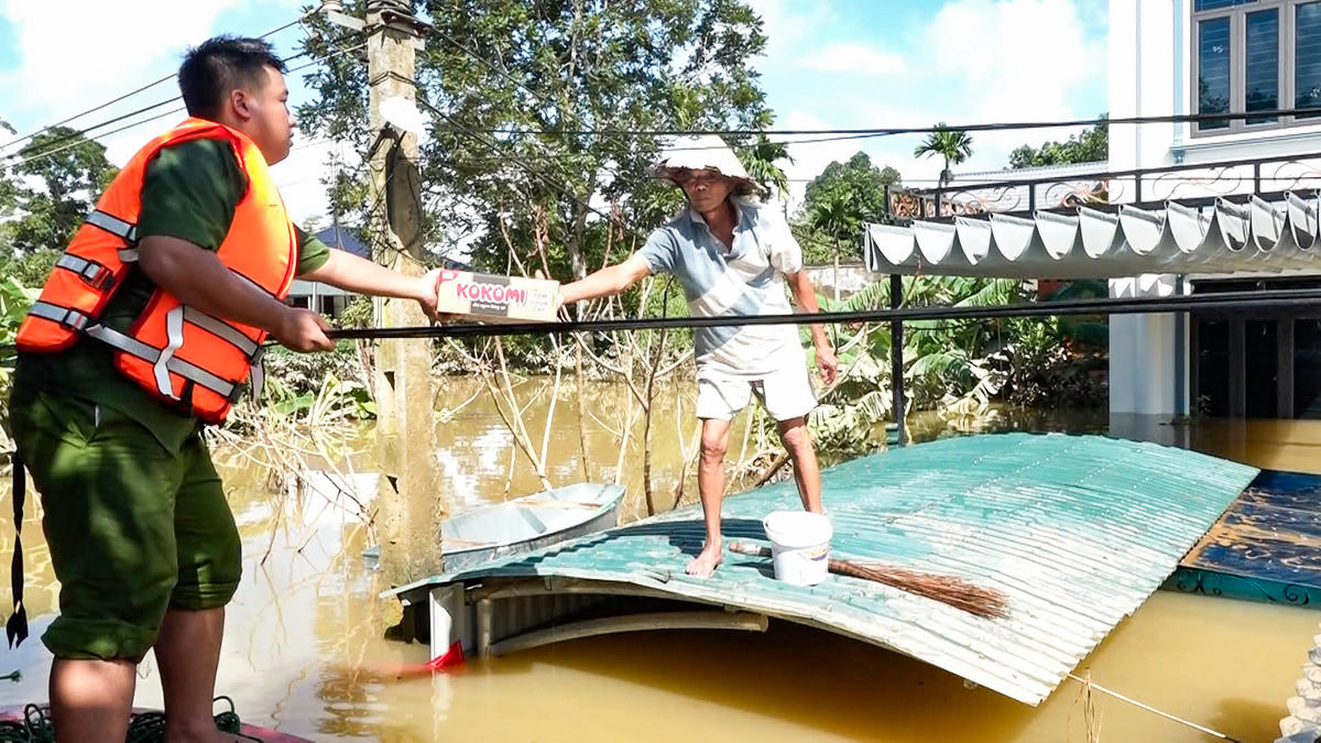 Người dân thôn Tiến Thành nhận các suất hỗ trợ từ chính quyền xã Kim Tân, tỉnh Thanh Hóa. Ảnh: Đình Minh