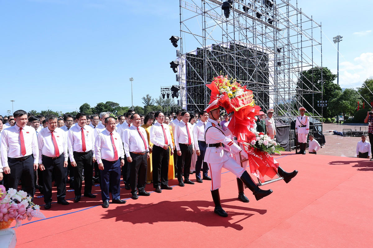 Các lãnh đạo tỉnh Gia Lai tham dự lễ dâng
hoa trước Tượng đài Nguyễn Sinh Sắc-Nguyễn Tất Thành. Ảnh: Đình Sang.