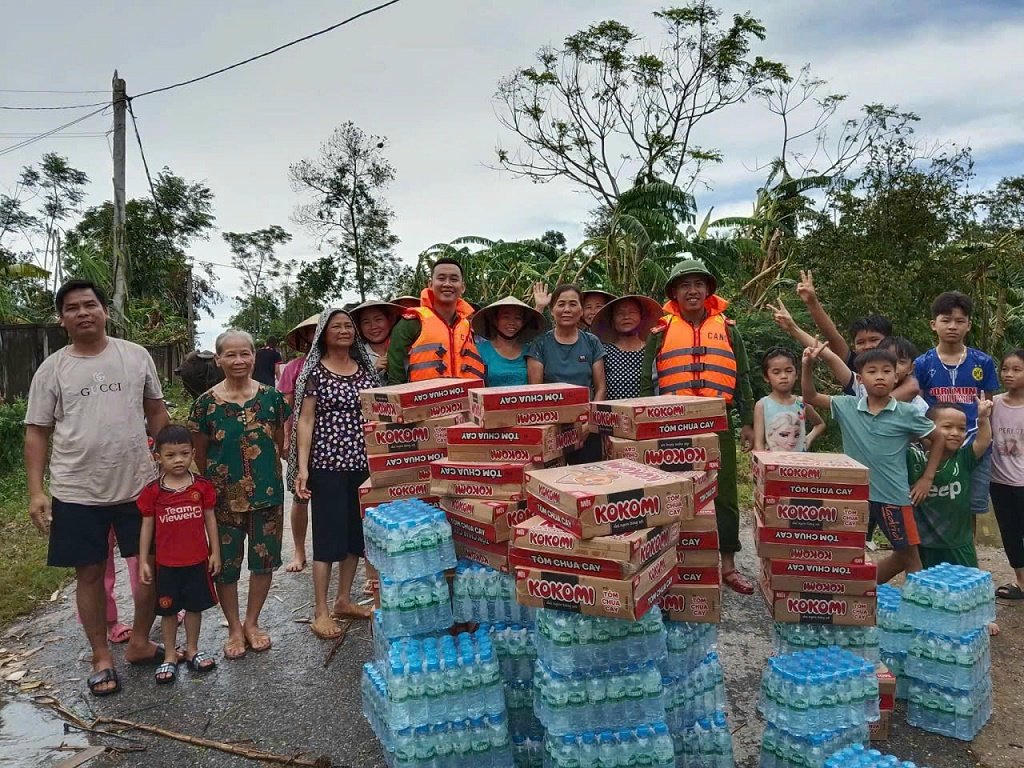 Các nhu yếu phẩm thiết yếu được kịp thời trao đến người dân vùng lũ sau bão số 10. Ảnh: CACC