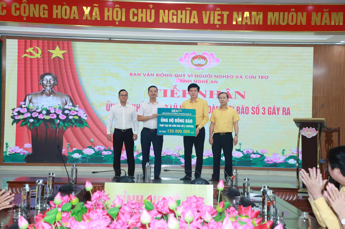 Ông Nguyễn Đình Hùng - Ủy viên Ban Chấp hành Đảng bộ tỉnh, Phó Chủ tịch Thường trực Ủy ban MTTQ tỉnh Nghệ An tiếp nhận ủng hộ của các tổ chức, doanh nghiệp, cá nhân hỗ trợ người dân Nghệ An bị ảnh hưởng thiên tai, bão lũ. Ảnh: ĐB