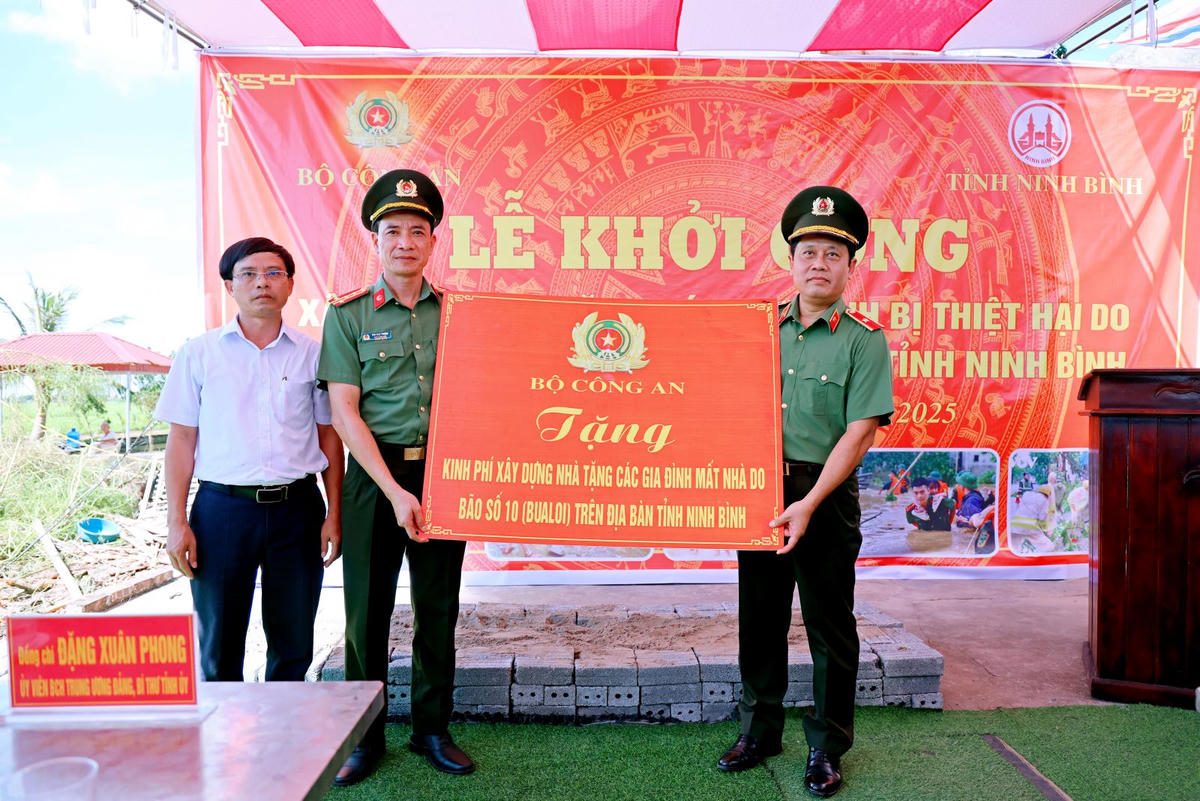 Đại diện Bộ Công an trao tặng kinh phí hỗ trợ xây dựng 24 căn nhà tại Ninh Bình. Ảnh: BCA