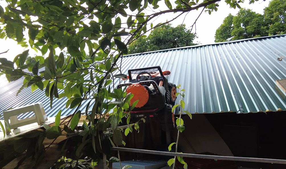 Nhiều đồ vật được người dân đặt trên lên vị trí cao.