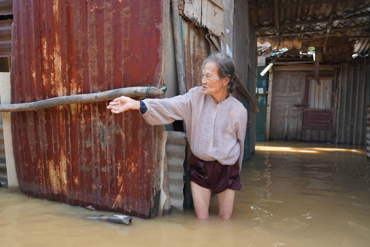 Cụ Nan, người dân sinh sống tại xóm ngụ cư dưới chân cầu Long Biên cho hay: "Nước dâng cao, nhiều hộ dân đã dọn đi để đảm bảo an toàn, còn tôi không có người thân nên vẫn cố gắng bám trụ tại đây".