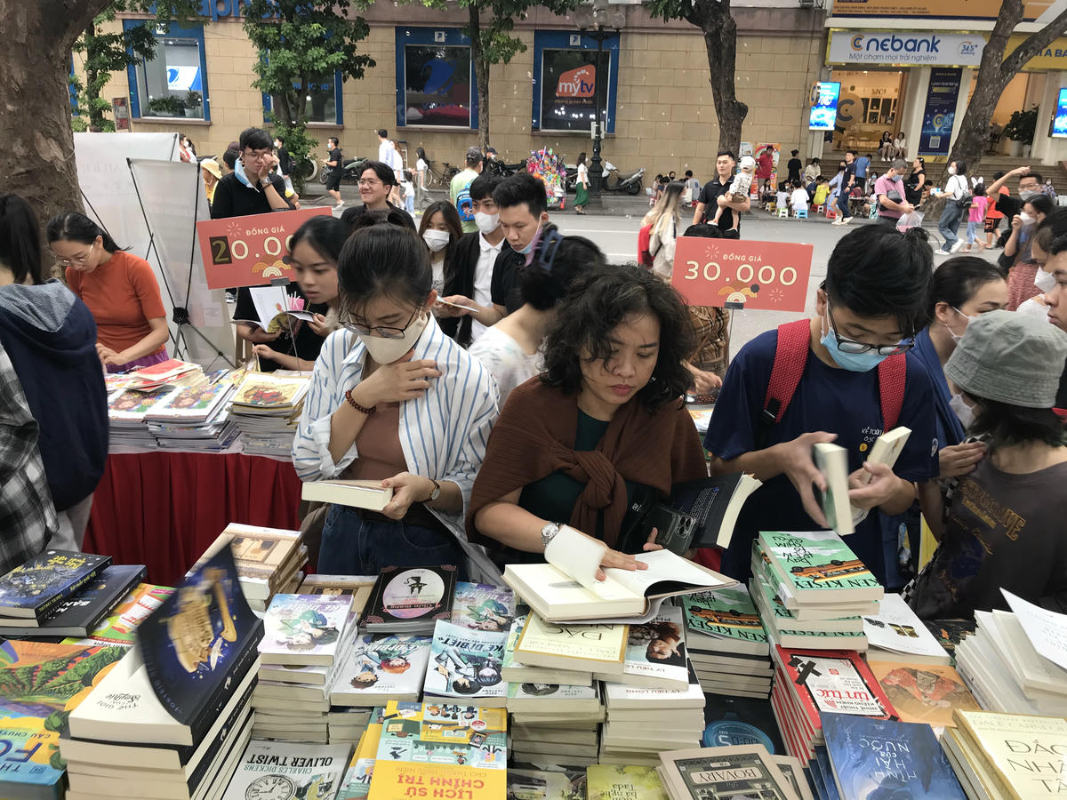 Sách giấy đối mặt với sự cạnh tranh khi văn hóa đọc bước vào kỷ nguyên điện tử. Ảnh: Thư Hoàng