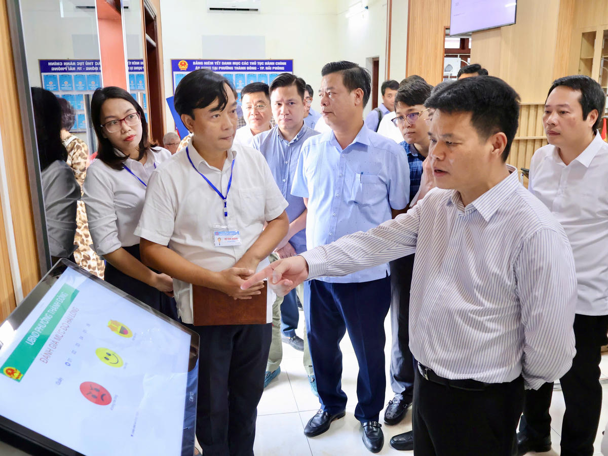 Chủ tịch UBND thành phố Lê Ngọc Châu kiểm tra Trung tâm Phục vụ hành chính công phường Thành Đông. Ảnh: CTV.