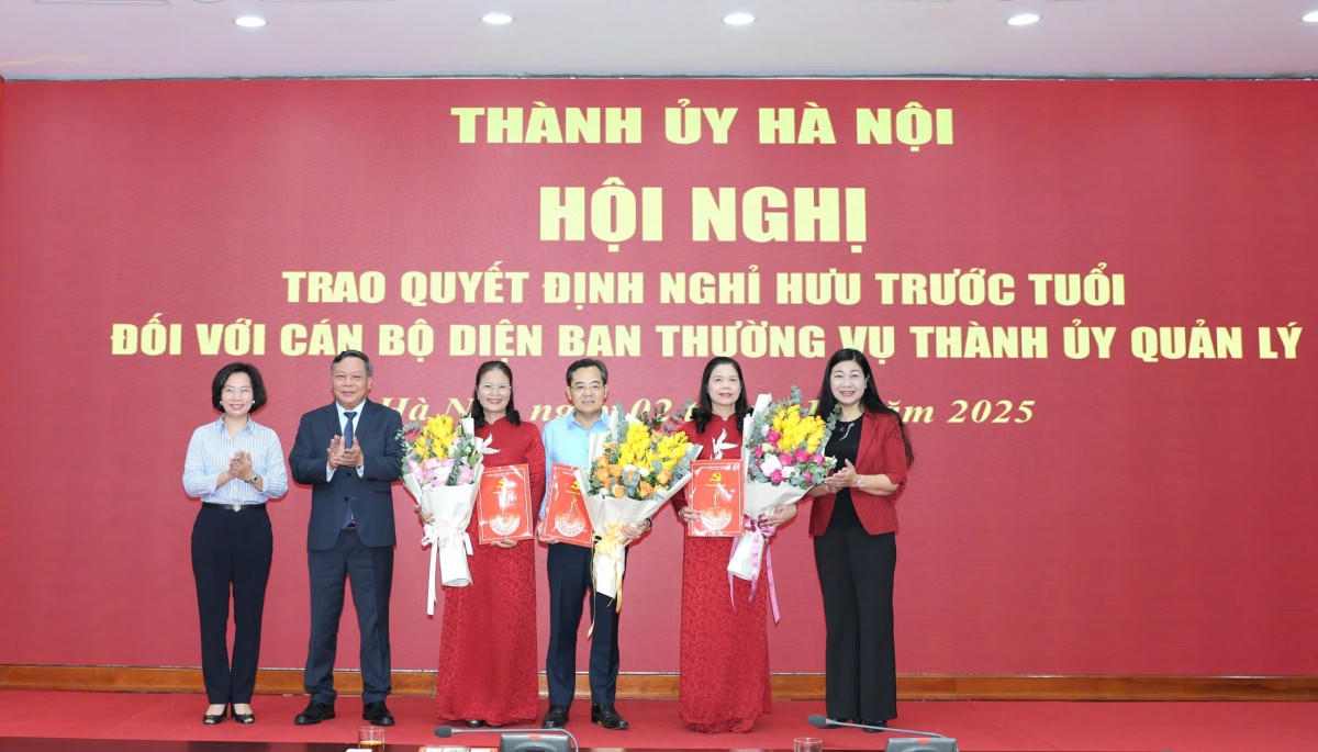 Phó Bí thư Thường trực Thành ủy Nguyễn Văn Phong và các đồng chí Ủy viên Ban Thường vụ Thành ủy: Nguyễn Lan Hương, Bùi Huyền Mai trao Quyết định và tặng hoa cho 3 đồng chí nghỉ hưu theo Nghị định 178. Ảnh: Mai Quý.
