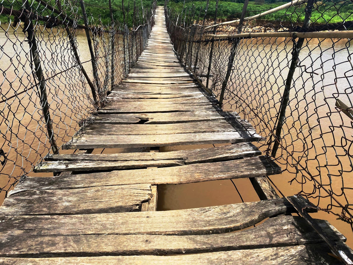 Cầu treo ở xã Đăk Pxi (tỉnh Quảng Ngãi) xuống cấp nghiêm trọng. Ảnh: Chí Đại