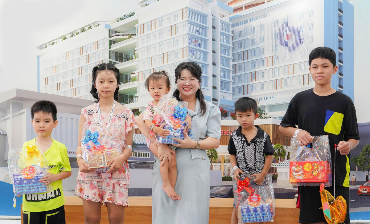 Các bé vui vẻ đón nhận quà Trung thu đầy ý nghĩa. Ảnh: M.T