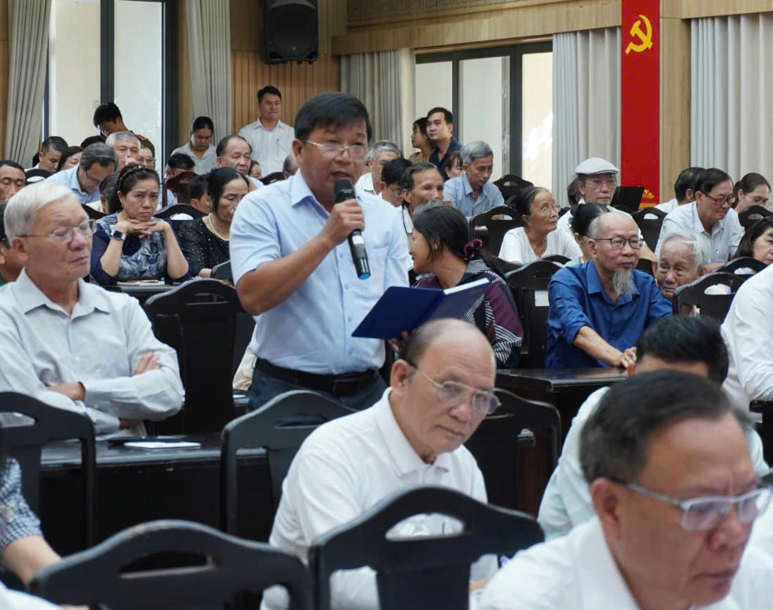 Cử tri Nguyễn Thành Trung kiến nghị 5 nhóm vấn đề địa phương và các chính sách. Ảnh: Nguyễn Tú.