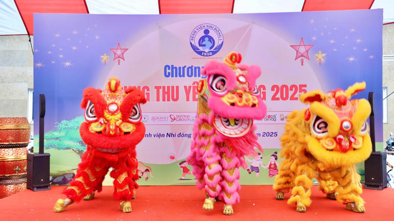 Tiết mục lân sư rồng là món quà không thể thiếu dành cho bệnh nhi. Ảnh: K.A